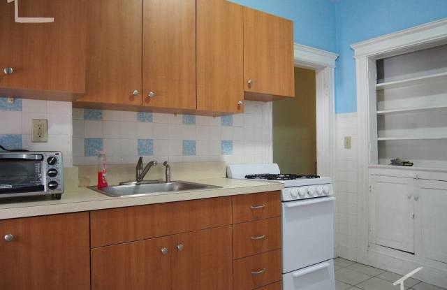 2Br/1Bth, Available 9/1, Heat/Hot Water included! photos photos