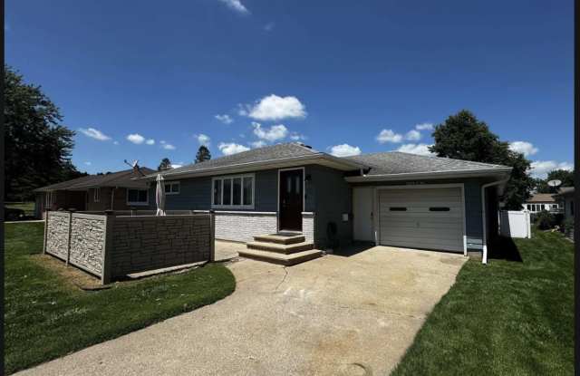 812 West 4th Street - 812 West 4th Street, Sumner, IA 50674