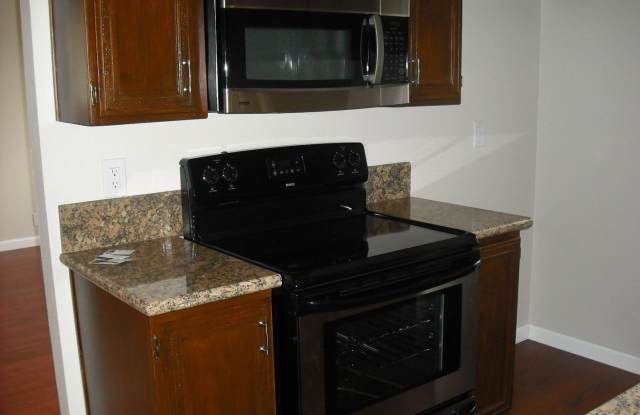 Nicely Upgraded Single level condominium Gallery 4