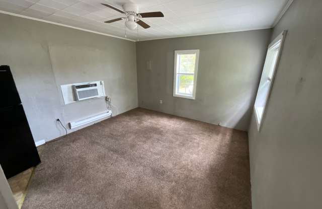 Cozy 1/1 Cottage at Hill Loop in Bonifay with Water/Sewer, Garbage, and Lawn Maintenance Included! Gallery 3