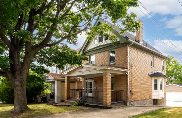 Beautiful 5 Bedroom, 2 Bathroom in Mt.Lebanon- Original Hardwood Floors and Garage - 318 Lavina Avenue, Allegheny County, PA 15216
