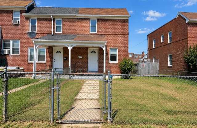 Charming Townhome with Private Deck & Fenced Yard Gallery 1