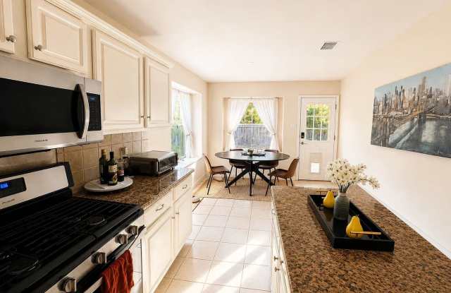 Room in 2 Bedroom Home in Austin Gallery 3