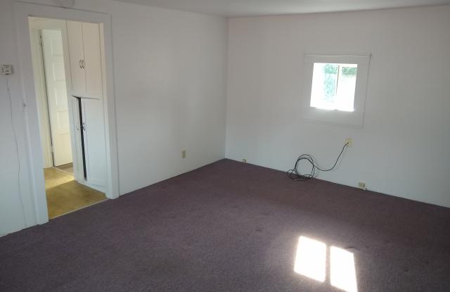 1060 Robinson St photos photos