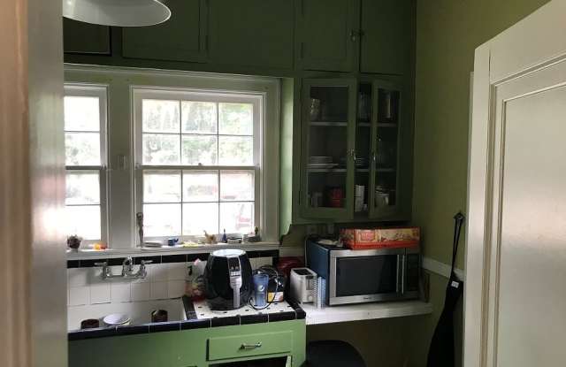 Beauitful 2 Bedroom 1 Bathroom House One Block From Campus Gallery 1