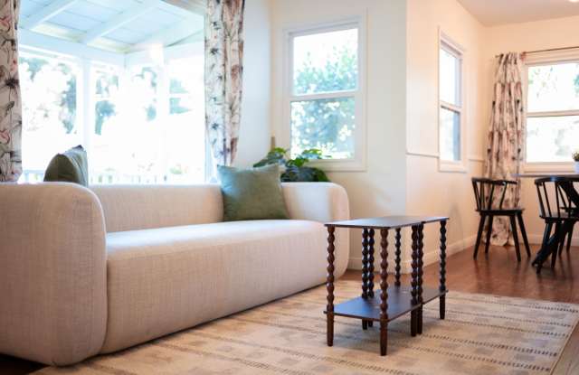 Charming Bungalow with King Size Bed Gallery 4