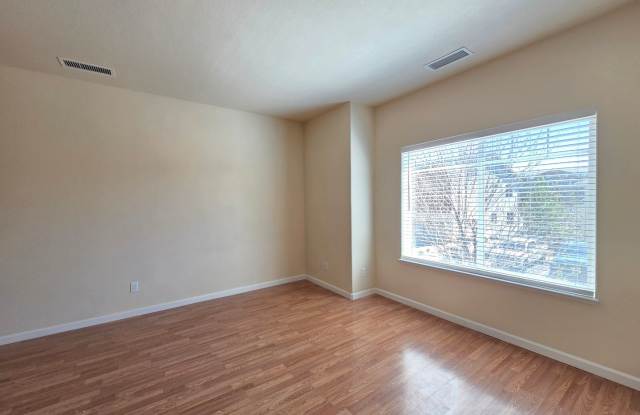 3 Bedroom 2.5 Bath Close to UNR! photos photos