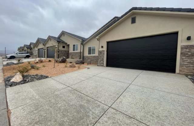 Hurricane Town Home! VIEWS FOR DAYS!! - 2142 380 South, Hurricane, UT 84737