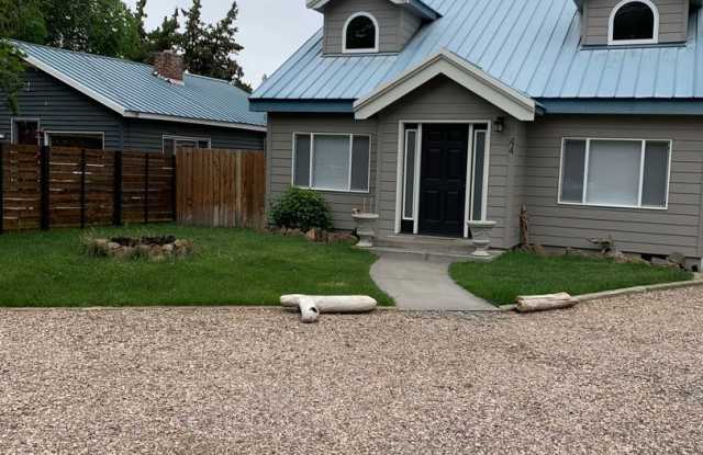 Updated Home in Oldmill - 44 Southwest Roosevelt Avenue, Bend, OR 97702