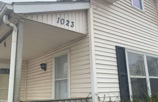 3 BR House, entire 2nd floor 1 huge bedroom! photos photos