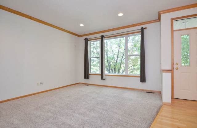 Spacious 4-Bed 3.5-Bath in Blaine - Available 6/10! Gallery 4