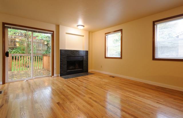 8bed, 4 BA House, Close to University Village!! Gallery 3
