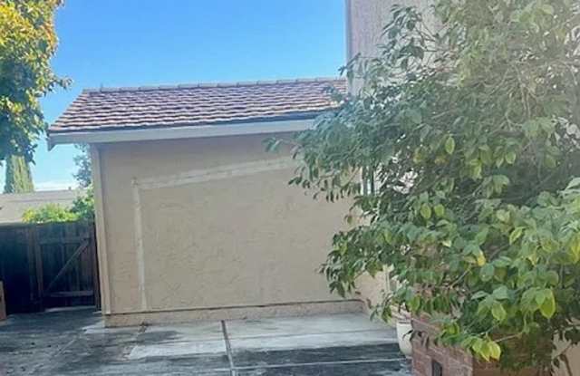 Spacious family home, great Waverley Park location, Easy commute location! Gallery 3