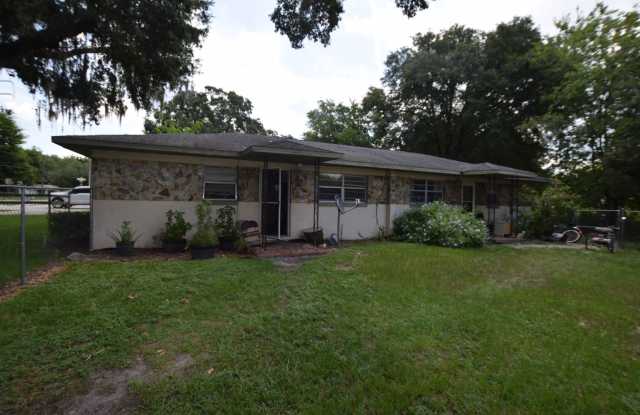2 Bedroom, 1 Bath Duplex For Rent at 1805 Center St #2 Leesburg, FL 34748 photos photos