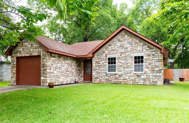 1019 Pine Street - 1019 Pine Street, Bonham, TX 75418