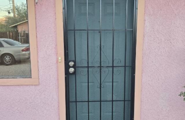 Cute 2 Bedroom/1 Bath Unit. In Great Central Location with Backyard. AVAILABLE NOW! Gallery 4