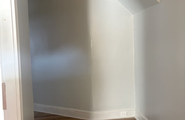 320 Farmington Avenue Gallery 4