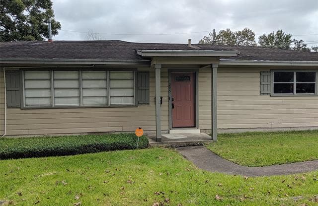 295 E Caldwood Drive - 295 East Caldwood Drive, Beaumont, TX 77707
