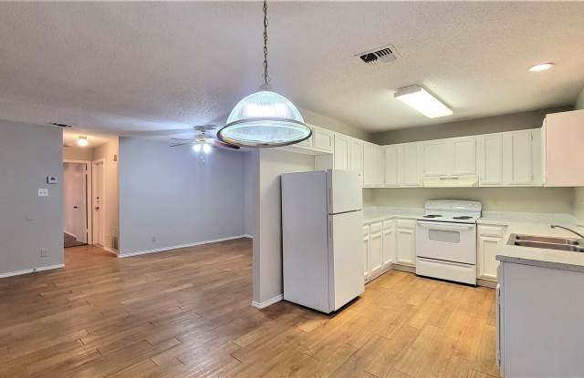 Lovely 2-story | 2-bedroom | 2-bath duplex | Balcony off Primary Bedroom! | Great location! Gallery 4