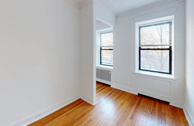 5120 S. Hyde Park Boulevard Gallery 4