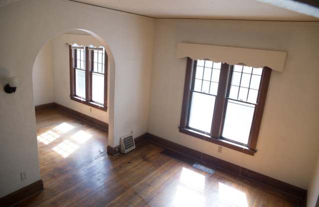 6 bedroom Close to Augsburg and U of M Gallery 4