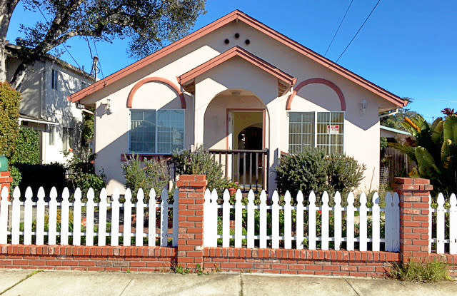 Charming Two Bedroom house with Garage and Laundry Hookups - 509 Dela Vina Avenue, Monterey, CA 93940