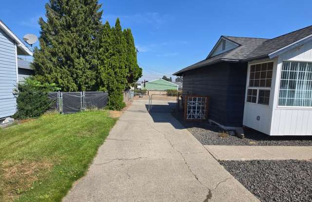 $1,995 / Beautiful House! 1800 sq ft 4br 2 bath  with large fenced yard. Gallery 3