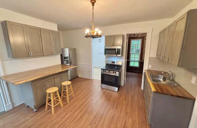 HUGE 6bd / 3ba House | Penfield Schools | 2nd floor Laundry hooks | Master Suite photos photos