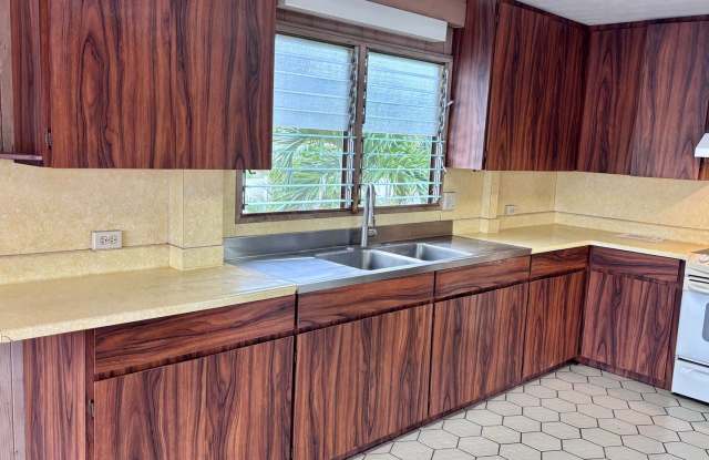 Available now | 3 Bedroom, 1.5 bath duplex with 2 tanden parking nested in Kaimuki photos photos