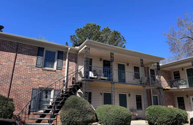 2 bedroom, 1 bath apartment in small complex on Hill Street! Walking distance to Normal Town, Downtown & UGA! Available now! Gallery 3