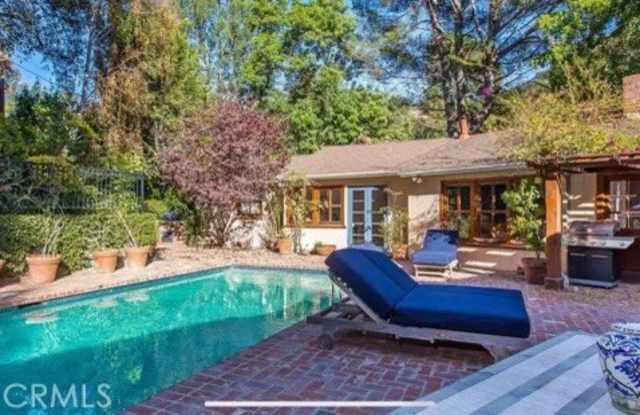 2565 Benedict Canyon Drive Gallery 4