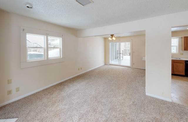 3 Bedroom Duplex w/Garage  In Unit Laundry Gallery 4
