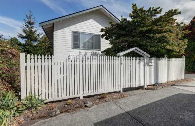 2 Bedroom Garden Apartment in Downtown Edmonds Duplex! photos photos