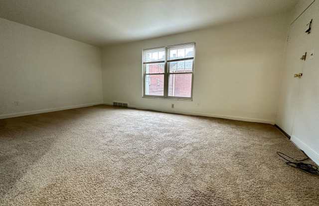 Bright Two Bedroom Apartment with a Spacious Layout! Located in Edgewood - Short Commute to Downtown! Gallery 3