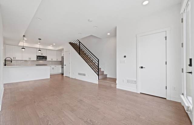 Modern Townhome Near Sloan's Lake – Garage, Central AC & Great Location Gallery 4