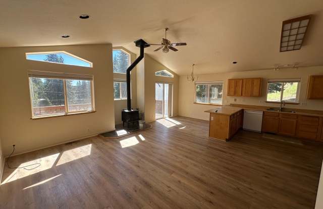 Three bedroom home in Tahoe Donner Available for long term lease Gallery 3