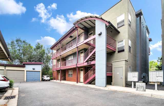 Stunning Flatiron Views | Spacious One Bedroom in Central Boulder Gallery 1