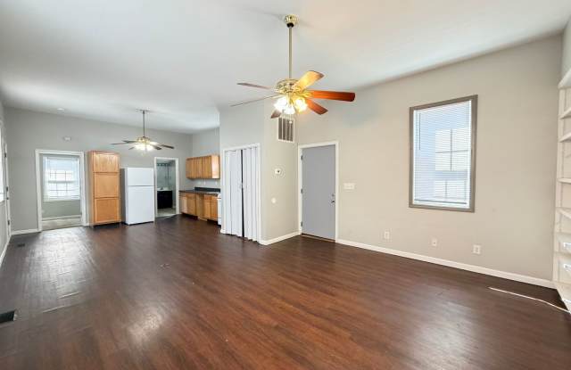 2 bedroom 1 bath home close to Churchill Downs photos photos