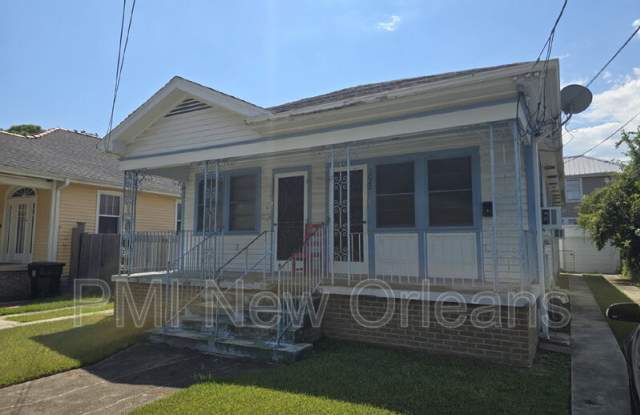 3022 Serantine St photos photos