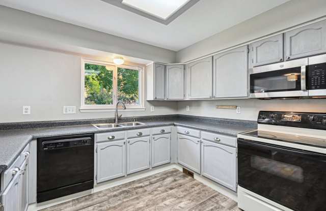 Spacious 4BR/4BA Home in Arvada — Private Dog Run & Finished Basement Gallery 4