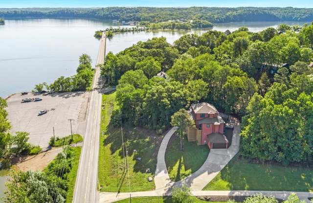 Modern Beaver Lake retreat photos photos