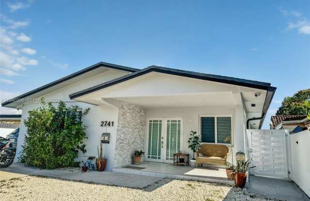 2741 SW 67th Ave photos photos