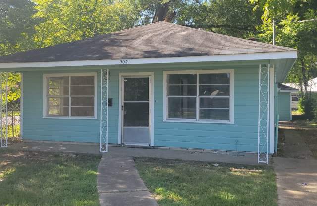 Adorable 3 bedroom/1 bath house with Central Air and Heat! photos photos