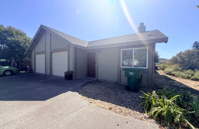 Convenient East Side Petaluma Duplex Gallery 1