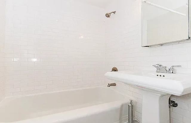 244 E 78th St Apt 1C Gallery 1