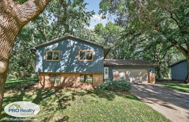 4 Bedroom Home in Maple Grove photos photos
