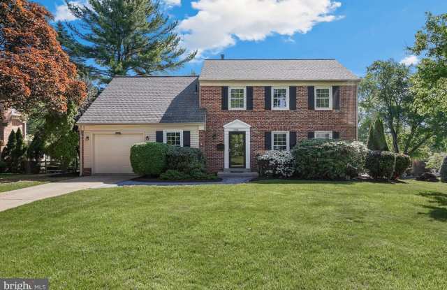 Just minutes to Park Potomac, Pike & Rose, I-270, and more photos photos