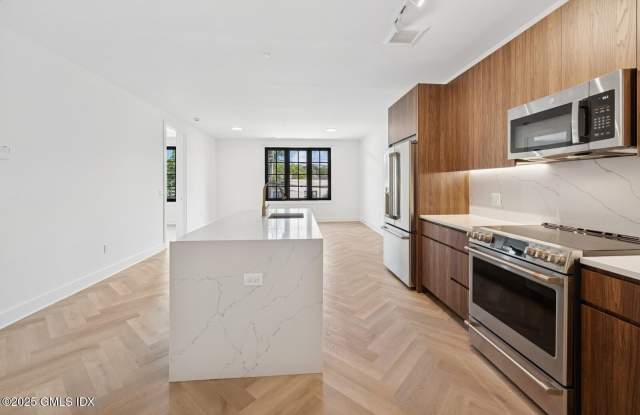 100 E Putnam Avenue photos photos