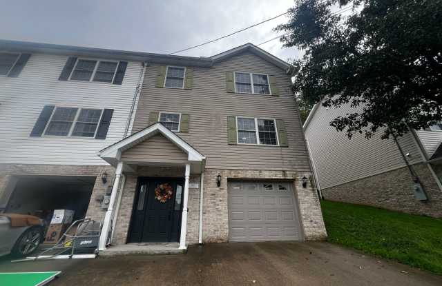 3 Br/2.5 Bath Townhouse - Located near Ruby Memorial Hospital - Available Now Gallery 1