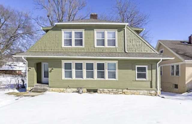 Spacious 3 Bed, 2 Bath Home in Prime Kansas City Location Near Plaza & Brookside photos photos